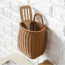 Questo cestino rustico in rattan intrecciato a mano è perfetto per riporre cucchiai, bacchette, fiori e altri piccoli oggetti. Un cestino sospeso in plastica versatile che può essere utilizzato come elemento decorativo o come scaffale per lo stoccaggio. - Castano - Visualizzare 4