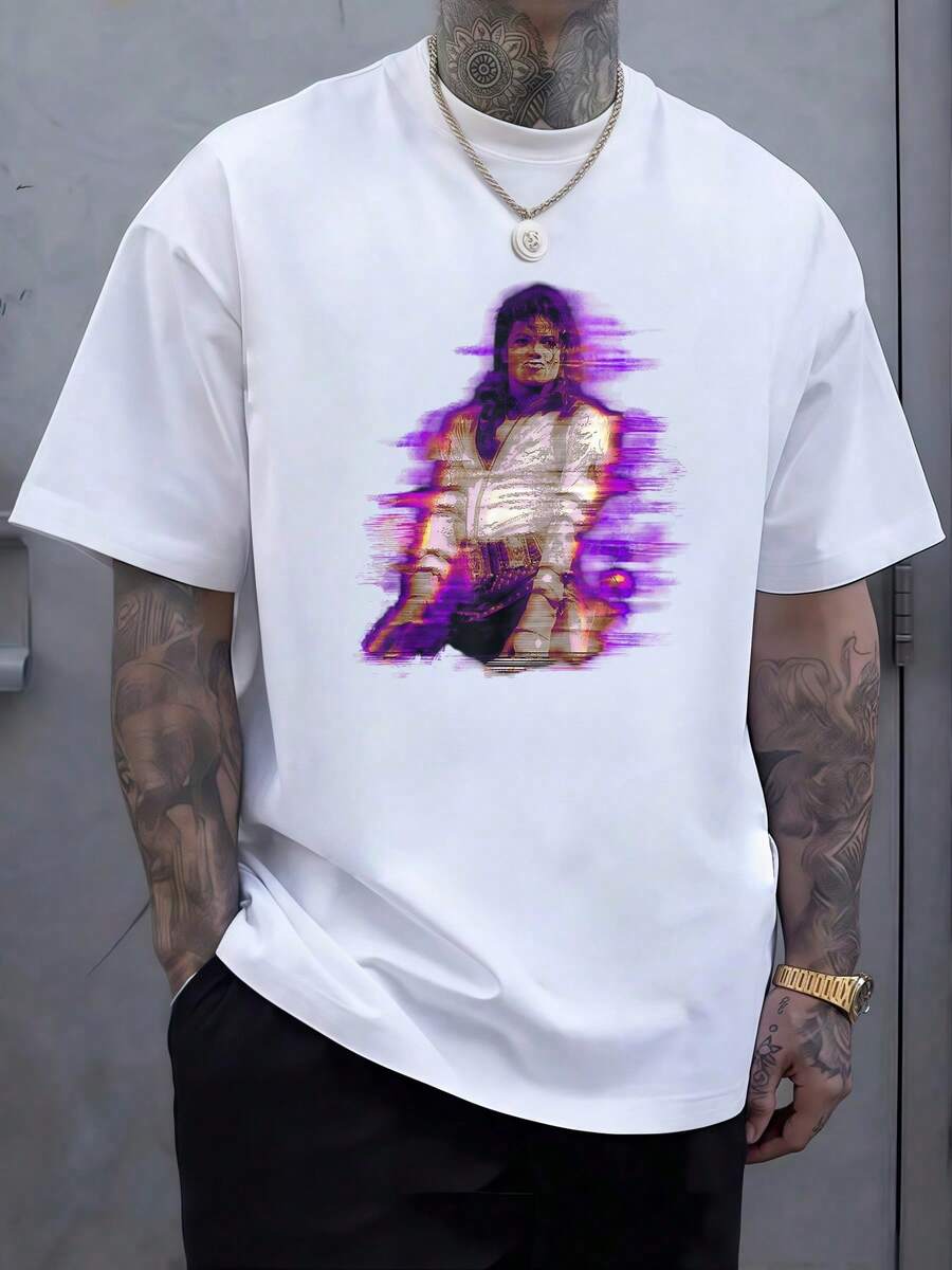 Poderosa representación artística de con un efecto de distorsión glitch vibrante púrpura y magenta que evoca su energía icónica en el escenario. Esta camiseta de hombre de alta calidad celebra el legado del Rey del Pop, fusionando su carisma atemporal con una estética moderna y audaz para un atuendo llamativo y memorable. Perfecta para fans y conocedores de la moda urbana que buscan destacar con un toque artístico y legendario en su vestuario diario. Esta prenda es una declaración de admiración por un ícono musical perdurable y su impacto cultural. Su diseño único atrae miradas y genera conversación. Una pieza de colección para verdaderos admiradores del arte y la música. - Blanco - Ver 1