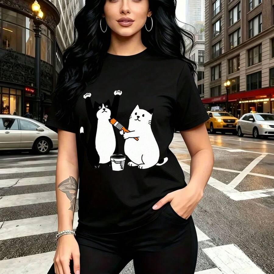 Camiseta de mujer con estampado de dos gatitos artistas pintándose entre sí - diseño divertido y original, ajuste casual y cómodo, estilo urbano y juvenil - ideal para salidas por la ciudad, eventos informales y el Día de la Madre, cumpleaños o Navid - Negro - Ver 1