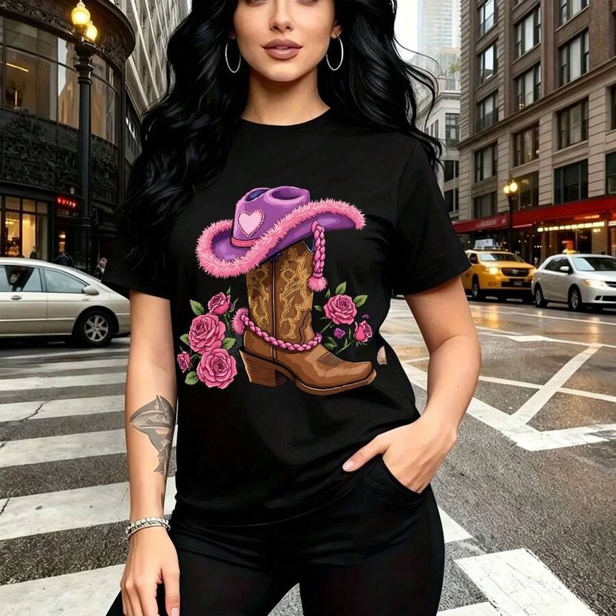 Camiseta de mujer con estampado de bota vaquera colorida con flecos rosas y morados, sombrero de vaquera rosa con hebella en forma de corazón y rosas vibrantes - camiseta casual de manga corta, ajuste cómodo y estilo urbano mexicano - ideal para el D - Negro - Ver 1