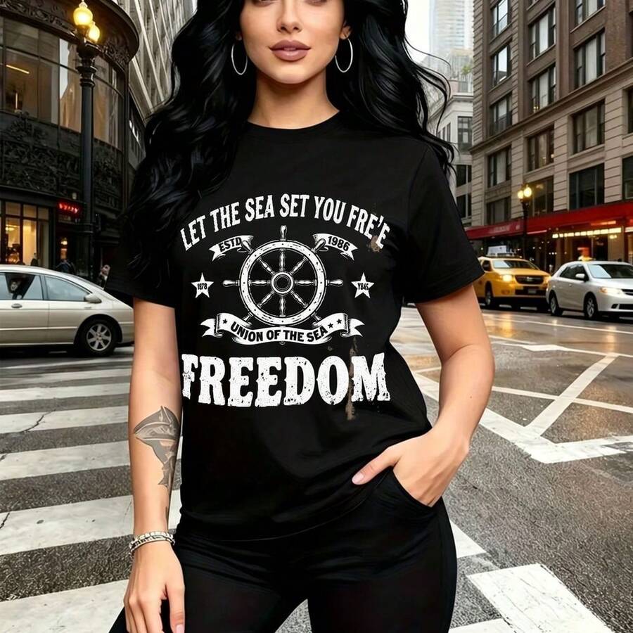 Camiseta de mujer con estampado náutico "LET THE SEA SET YOU FREE" y timón de barco, frase inspiradora "LORD OF THE SEA" y "FREEDOM", diseño urbano y relajado para caminar por la ciudad o ir a la playa, ajuste cómodo y fresco sin restricciones, regal - Negro - Ver 1
