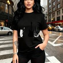Camiseta de mujer con estampado de chica con cabello ondulado oscuro y diseño de tres instrumentos musicales - guitarra eléctrica, guitarra acústica y bajo - camiseta casual de manga corta con ajuste cómodo y estilo urbano vibrante - ideal para paseo - Negro - Ver 9