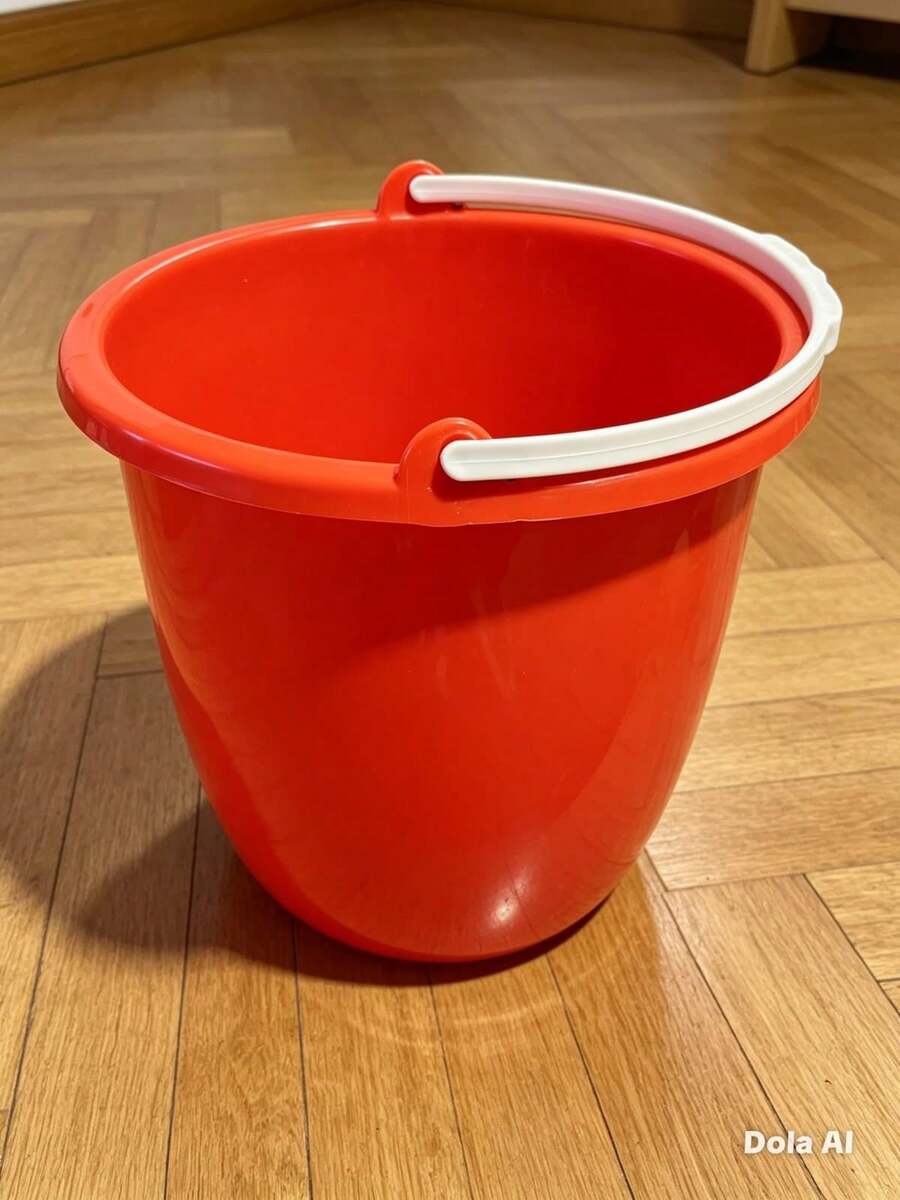 Plastic Bucket – Red Bucket – 10 Liter Capacity – Dimensions 26 X 30 Cm - Arabela - C - View 1