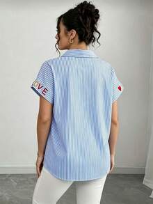 Solstice Apparel 藍色對比條紋襯衫，刺繡愛心與字母圖案，翻領寬鬆休閒長袖上衣 - 藍色 - 查看 2