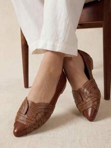 Women's Pointed-Toe Flat Shoe With Intertwined Embellishment, Caramel Color | Leticia - Comfortable, Casual, Work. - 駝色 - 查看 1