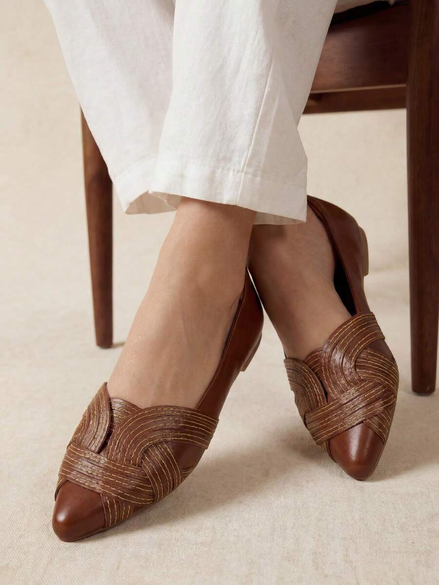 Women's Pointed-Toe Flat Shoe With Intertwined Embellishment, Caramel Color | Leticia - Comfortable, Casual, Work. - 駝色 - 查看 1