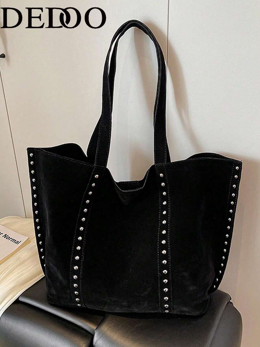 Ce sac fourre-tout de navettage noir à grande capacité est un sac à épaule élégant pour femme avec une décoration de rivets. Son design unique et sa surface douce comme le  le rendent adapté aux sorties, à l'usage quotidien, aux courses, aux vacances à la plage et à diverses autres occasions (à l'exclusion des petits sacs de rangement).