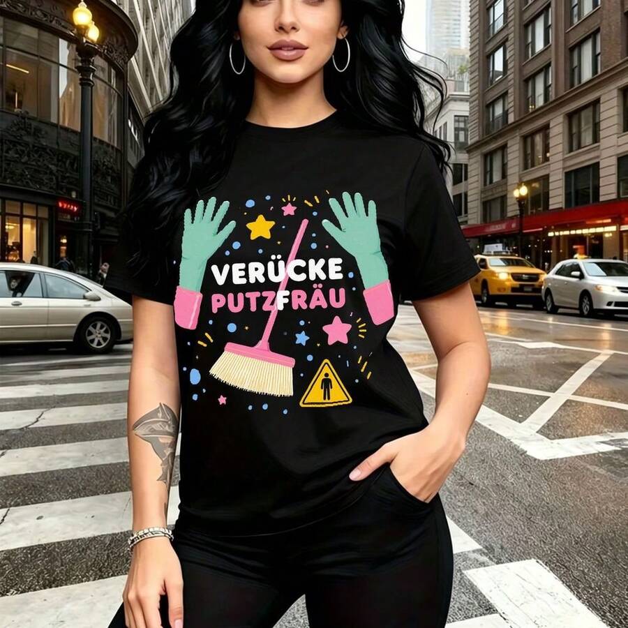 Camiseta de mujer con estampado divertido de "VERÜCKTE PUTZFRAU" y manos sosteniendo escoba - diseño gráfico colorido con símbolos de advertencia, ajuste casual y cómodo, estilo urbano moderno y desenfadado - ideal para limpiar la casa, salir con ami - Negro - Ver 1