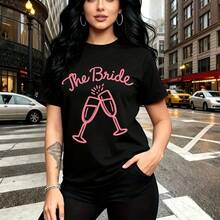 Camiseta de mujer con estampado "The Bride" en letras cursivas rosas y copas de champán chocando - camiseta casual de manga corta, ajuste cómodo y elegante, estilo urbano y festivo para celebraciones - ideal para fiestas, salidas casuales y regalo pe - Negro - Ver 10