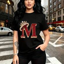 Camiseta de mujer con estampado de chica elegante con letra "M" brillante y corona dorada - camiseta casual de manga corta, ajuste cómodo y moderno, estilo urbano chic - ideal para paseos por la ciudad, citas románticas y regalo perfecto para mamá, e - Negro - Ver 10