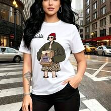 Camiseta de mujer con estampado gráfico de figura estilizada con gafas de sol y gorro rojo - camiseta casual de cuello redondo, ajuste cómodo y estilo urbano con falda de leopardo - ideal para paseos por la ciudad, salidas casuales y regalo perfecto - Blanco - Ver 11