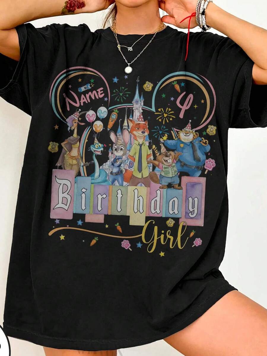 Officially Licensed Disney Zootopia 2 Personalized Birthday T-Shirts Featuring Your Name, Age, And Disney Characters Such As Judy Hopps, Nick Wilde, And Gary Desnecker. Also Available As Disney Family T-Shirts, 100% Cotton, High-Quality, Well-Fitting, Unisex, Perfect For Gifting, And With Free Shipping. - 黑色 - 查看 1