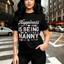 Camiseta de mujer con estampado divertido que dice "Happiness IS BEING NANNY" con corazones, flechas y flores - camiseta casual de manga corta con ajuste cómodo y estilo urbano moderno - ideal para el Día de las Madres, cumpleaños o regalo especial p - Negro - Ver 1
