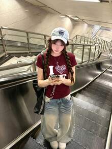 女款心形與字母印花設計修身短袖T恤，夏季美式獨特休閒上衣 - 酒紅色 - 查看 1