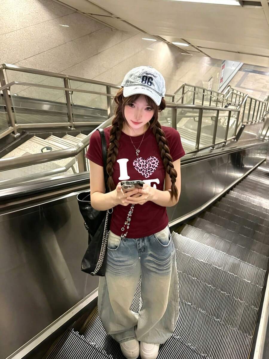 女款心形與字母印花設計修身短袖T恤,夏季美式獨特休閒上衣 - 酒紅色 - 查看 1
