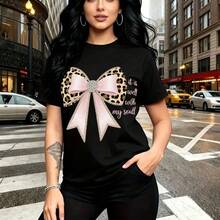 Camiseta de mujer con estampado de lazo rosa y leopardo con strass y frase "it is well with my soul" en cursiva blanca - camiseta casual de manga corta con ajuste cómodo y moderno, estilo urbano ideal para calles de la ciudad y salidas diarias - rega - Negro - Ver 8