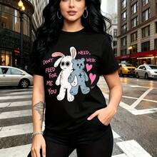 Camiseta de mujer con estampado de conejo tipo Joker y oso  sosteniéndose de la mano sobre fondo rosa - camiseta casual de manga corta, ajuste cómodo y estilo urbano alternativo - ideal para paseos por la ciudad, salidas con amigas y regalo per - Negro - Ver 8