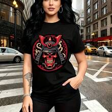 Camiseta de mujer con estampado de casco samurái rojo y negro con calavera amenazante y tatuajes en brazo - camiseta corta de manga corta, ajuste cómodo y estilo urbano alternativo - ideal para paseos por la ciudad, salidas casuales y regalo perfecto - Negro - Ver 10