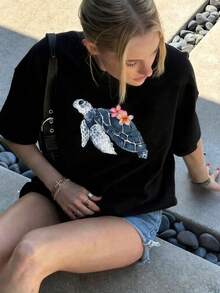 Camiseta negra informal de talla grande para mujer con un bonito estampado de tortugas y flores, manga corta, cuello redondo, largo regular. - Negro - Ver 4