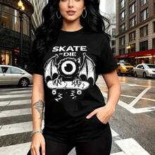 Camiseta de mujer con estampado gráfico "SKATE OR DIE" y ojo alado sobre monopatín - diseño urbano alternativo con letras blancas impactantes, ajuste cómodo para uso diario, estilo rebelde y moderno - ideal para paseos por la ciudad, salidas con amig - Negro - Ver 11