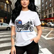 Camiseta de mujer con estampado de chica confiada con tatuaje geométrico y motocicleta de turismo gris con alforjas y flores - camiseta casual de manga corta, ajuste cómodo y estilo urbano vibrante para la ciudad - ideal para paseos por el centro, sa - Blanco - Ver 11