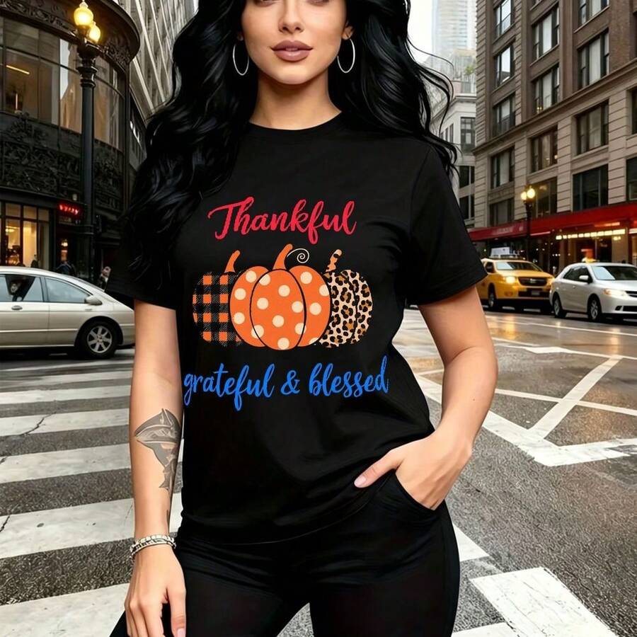 Camiseta de mujer con estampado otoñal "Thankful" y calabazas festivas en naranja, negro y dorado - diseño casual con frase "grateful & blessed", ajuste cómodo y estilo urbano ideal para paseos por la ciudad o celebraciones de Día de Muertos - regalo - Negro - Ver 1