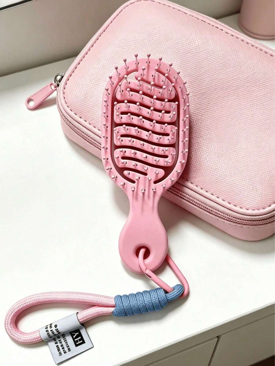 Bàn chải tóc mini hình bầu dục, nhỏ gọn, phù hợp cho nữ, thích hợp mang theo khi đi du lịch, hoạt động ngoài trời, đi làm, đi học. Bàn chải massage nhẹ có dây treo, thích hợp cho tóc khô và ướt, sử dụng hàng ngày và khi đi du lịch, nhiều màu sắc để lựa chọn.