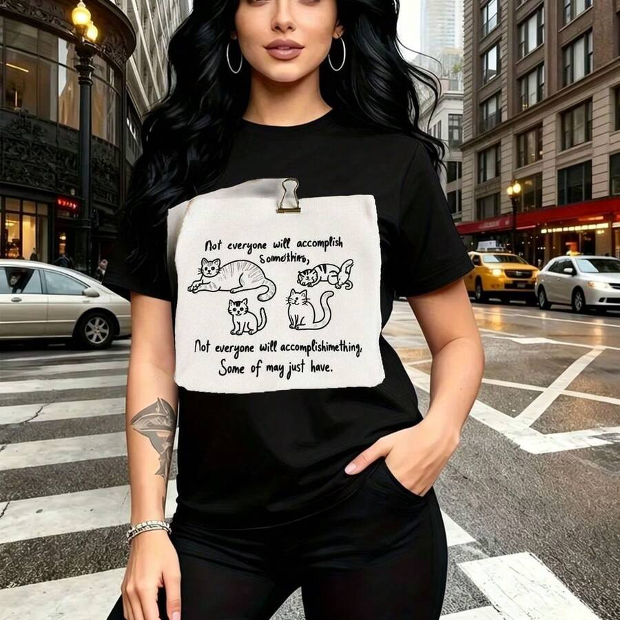 Camiseta de mujer con estampado artístico de tres gatos dibujados a mano y frase inspiradora "No todos lograrán algo, no todos lograrán nada, algunos solo tendrán" - camiseta casual de manga corta con cuello redondo, ajuste cómodo y moderno estilo ur - Negro - Ver 1