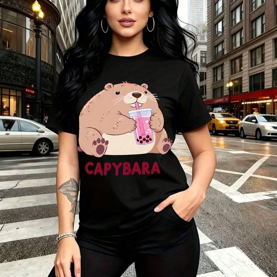 Camiseta de mujer con estampado de capibara bebiendo bubble tea y texto "CAPYBARA" - camiseta casual de cuello redondo, ajuste cómodo y estilo urbano divertido - ideal para paseos por la ciudad, salidas con amigas y regalo perfecto para mamá, esposa, - Negro - Ver 1