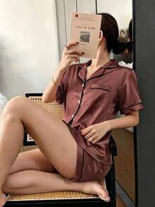 Dreamivo 女款夏季溫柔素色短款睡衣套裝，精緻短袖搭配優雅鈕扣領設計，簡約上衣配寬鬆短褲，細膩光滑柔軟緞面材質，親膚透氣涼爽不黏膩，百搭顯瘦舒適好穿，支持日常機洗易打理，適合居家休閒與休閒外出 - 棕色 - 查看 1