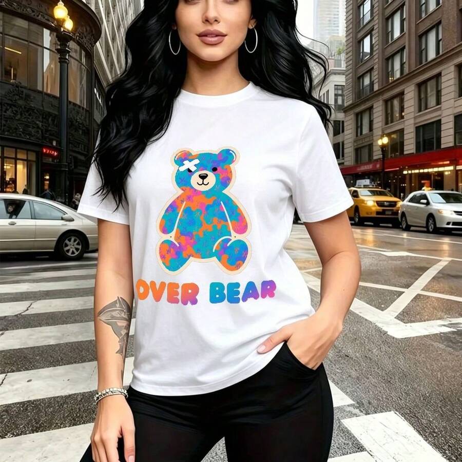 Camiseta de mujer con estampado de oso atigrado multicolor y frase "OVER BEAR" - camiseta casual de cuello redondo, ajuste cómodo y moderno con estilo urbano y divertido - ideal para paseos por la ciudad, reuniones con amigas y regalo perfecto para m - Blanco - Ver 1