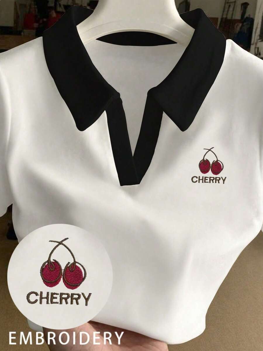 Camiseta casual de mujer con cuello polo, manga corta y estampado de letras y cerezas en contraste de color - Blanco - Ver 1