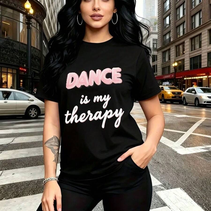 Camiseta de mujer con estampado "DANCE is my therapy" en letras rosas y blancas, diseño urbano con chica de cabello largo y estilo callejero - camiseta casual de manga corta, ajuste cómodo y elegante, ideal para pasear por la ciudad, ir de compras o - Negro - Ver 1