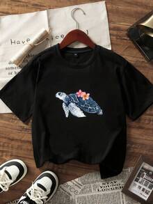 Camiseta negra informal de talla grande para mujer con un bonito estampado de tortugas y flores, manga corta, cuello redondo, largo regular. - Negro - Ver 2