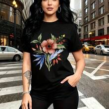 Camiseta de mujer con estampado floral colorido en rosa, azul y naranja sobre fondo negro - diseño moderno con flores y hojas verdes, ajuste casual y cómodo para uso diario - ideal para paseos urbanos, salidas con amigas y regalo perfecto para mamá, - Negro - Ver 11