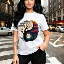 Camiseta de mujer con estampado artístico de yin-yang que combina árbol sin hojas bajo luna llena con pájaros volando y bosque en silueta al atardecer - camiseta casual de manga corta con diseño gráfico único, ajuste cómodo y estilo urbano moderno - - Blanco - Ver 1