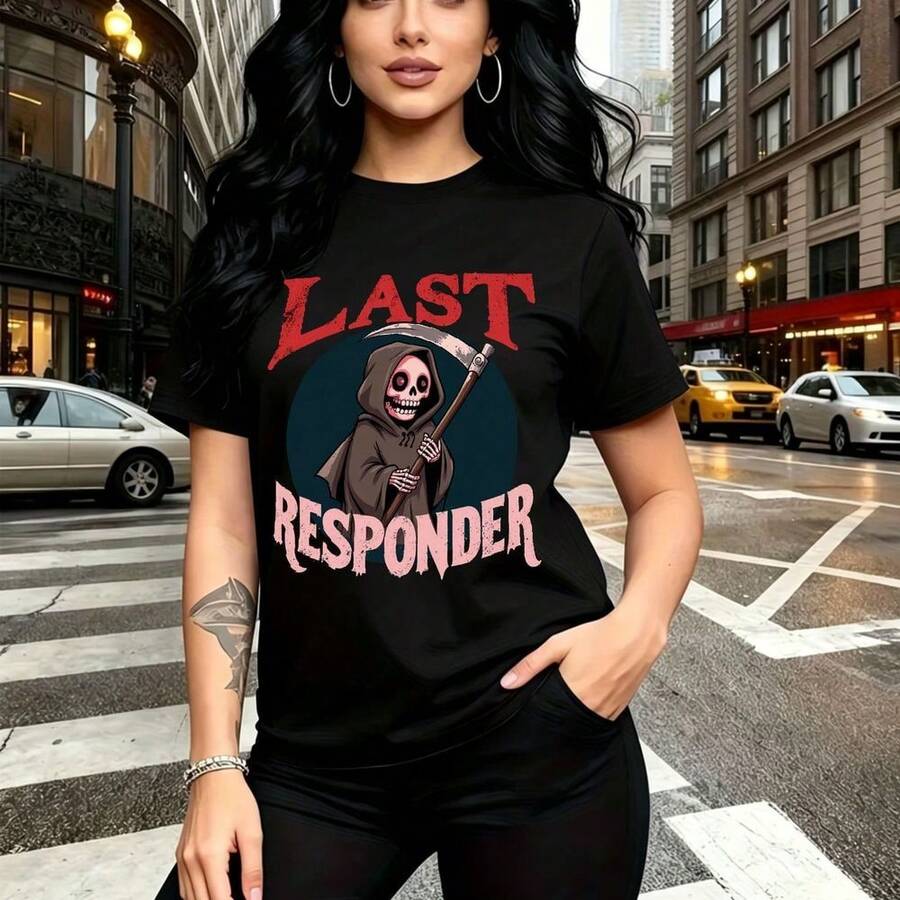 Camiseta de mujer con estampado gráfico de "LAST RESPONDER" y la Parca sosteniendo una guadaña en letras rojas y rosas sobre fondo oscuro - diseño urbano alternativo con cuello redondo, ajuste cómodo y fresco para el clima cálido, perfecta para pasea - Negro - Ver 1