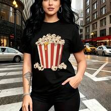 Camiseta de mujer con estampado de cubeta de palomitas de maíz roja y blanca con mantequilla amarilla - camiseta casual de manga corta, ajuste cómodo y estilo urbano vibrante - ideal para paseos por la ciudad, salidas casuales y regalo perfecto para - Negro - Ver 1