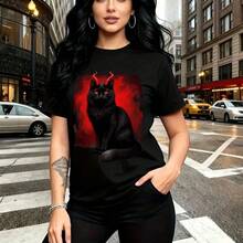 Camiseta de mujer con estampado de gato negro con ojos rojos brillantes y cuernos de diablo sobre fondo de fuego - camiseta casual de manga corta, ajuste cómodo y estilo urbano rebelde - ideal para salidas nocturnas, festivales y regalo perfecto para - Negro - Ver 8