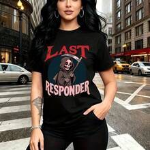 Camiseta de mujer con estampado gráfico de "LAST RESPONDER" y la Parca sosteniendo una guadaña en letras rojas y rosas sobre fondo oscuro - diseño urbano alternativo con cuello redondo, ajuste cómodo y fresco para el clima cálido, perfecta para pasea - Negro - Ver 10