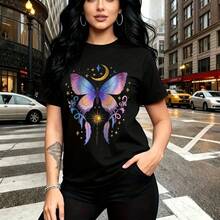 Camiseta de mujer con estampado vibrante de mariposa iridiscente morada y azul con elementos celestiales como luna creciente, estrellas y colgantes tipo cazador de sueños - camiseta casual de manga corta con ajuste cómodo y fresco, estilo urbano bohe - Negro - Ver 8