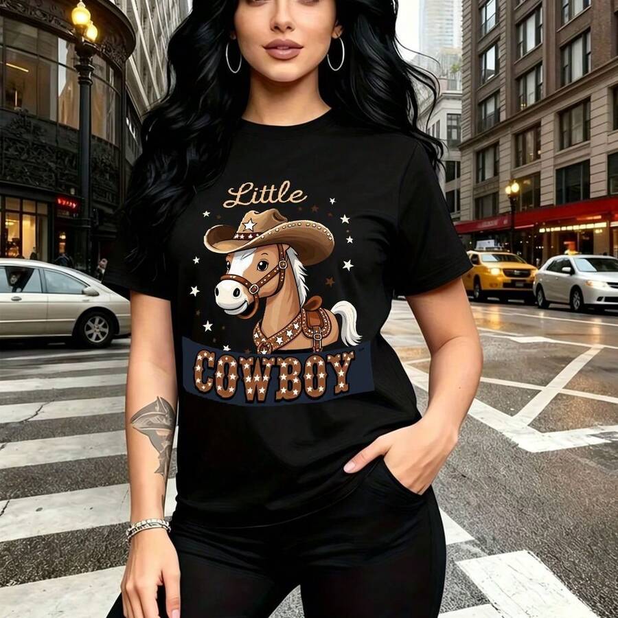 Camiseta de mujer con estampado de caballo vaquero estilo cartoon con sombrero y pañuelo, frase "Little COWBOY" con estrellas y diseño desgastado - camiseta casual de manga corta, ajuste cómodo y fresco, estilo urbano divertido - ideal para paseos po - Negro - Ver 1
