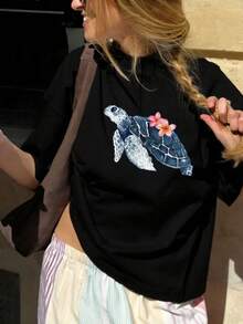 Camiseta negra informal de talla grande para mujer con un bonito estampado de tortugas y flores, manga corta, cuello redondo, largo regular. - Negro - Ver 3