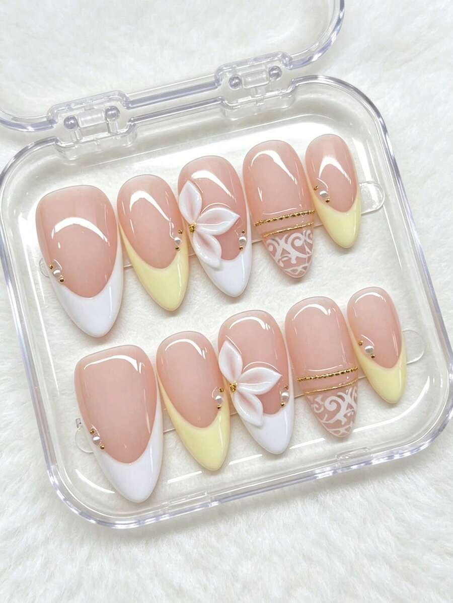 10片中號杏仁形手工穿戴甲，裸色底色搭配奶油黃與白色法式指尖，3D白色扶桑花、珍珠與金線裝飾，柔美芭蕾風美甲，可重複使用，易佩戴，適合日常、約會、婚禮，女性理想禮物 - 黃色 - 查看 1
