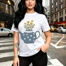 Camiseta de mujer con estampado artístico de tetera gris con flores amarillas y lunares blancos - diseño casual de cuello redondo, ajuste cómodo y fresco, estilo urbano moderno con toque creativo - ideal para paseos por la ciudad, salidas casuales co - Blanco - Ver 1