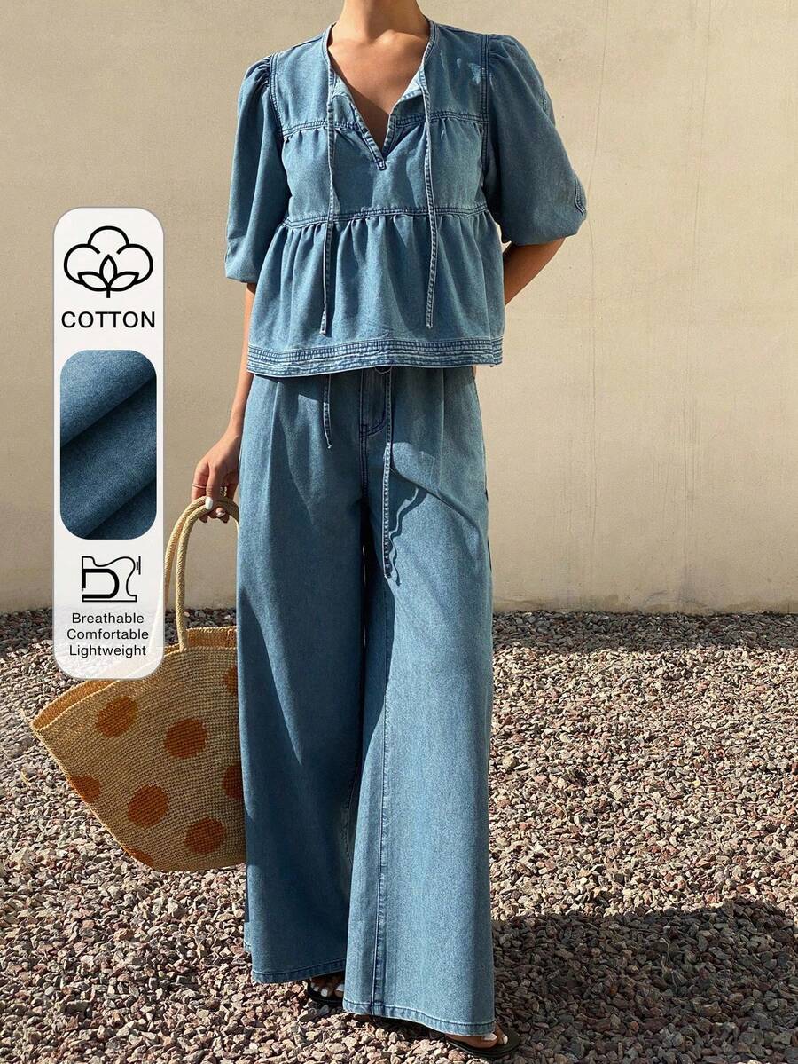 Blusa de mezclilla con cuello de corbata, mangas abullonadas y volante, y pantalón vaquero de pierna ancha - Azul lavado medio - Ver 1