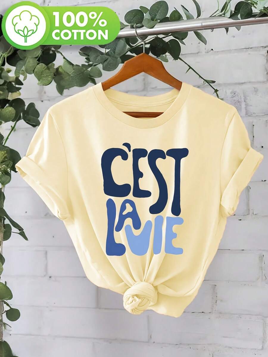 Camiseta de Mujer 2026 con Estampado 100% - "C'est La Vie", top casual de manga corta y cuello redondo, fondo blanco con texto azul, corte regular, camiseta de primavera-verano, camiseta de mujer, camisa de textura suave, tela transpirable, top para uso diario, estilo casual, camiseta ligera, camiseta estampada, camiseta para adulto. - Albaricoque - Ver 1