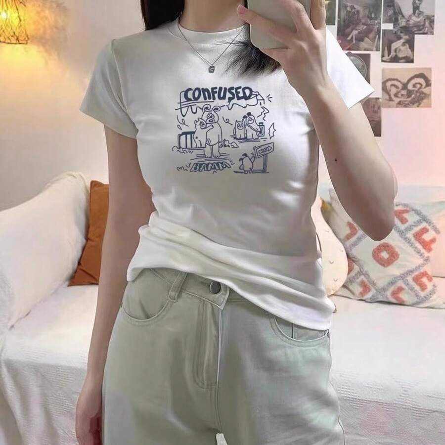 Camiseta de cuello redondo y manga corta con un bonito diseño de estampado de dibujos animados, nuevo estilo de verano, top casual y versátil para mujer. - Blanco - Ver 1