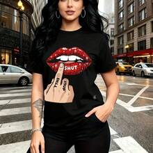 Camiseta de mujer con estampado gráfico de labios rojos brillantes y dedo en gesto de silencio escribiendo "SHUT YOUR MOUTH" - diseño urbano atrevido y moderno, ajuste cómodo y casual ideal para el día a día, perfecta para lucir en calles de la ciuda - Negro - Ver 8