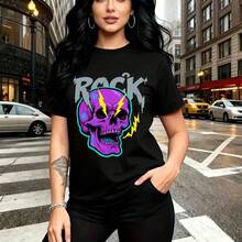 Camiseta de mujer con estampado vibrante de calavera en tonos morados y turquesas con rayos amarillos y texto ROCK - camiseta casual de cuello redondo, ajuste cómodo y elegante, estilo urbano y rockero - ideal para salidas por la ciudad, eventos noct - Negro - Ver 7